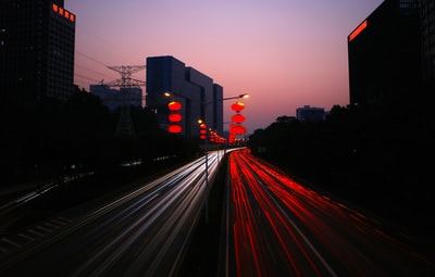 timelapes摄影的汽车灯在夜间道路
